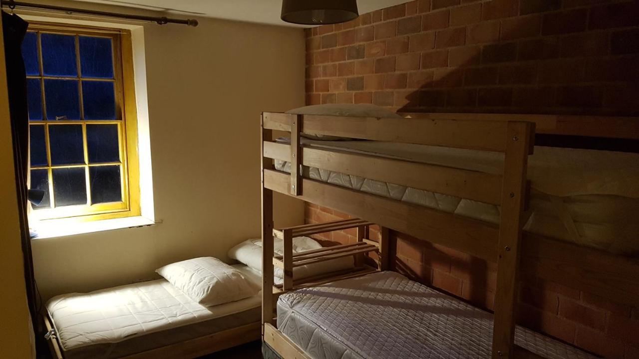 'Yellow Wood Micro Hostel-Eco Urban Bothy Style Very Basic But Cosy Redecorating But Cheap & Friendly Quiet Time Lockout 11Pm-7Am Bring Towel Or Hire Brecon Exterior foto