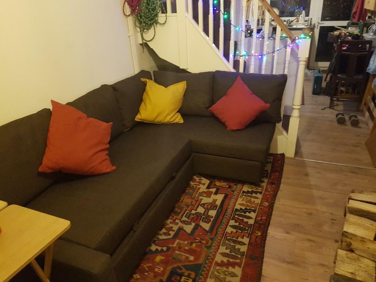 'Yellow Wood Micro Hostel-Eco Urban Bothy Style Very Basic But Cosy Redecorating But Cheap & Friendly Quiet Time Lockout 11Pm-7Am Bring Towel Or Hire Brecon Exterior foto