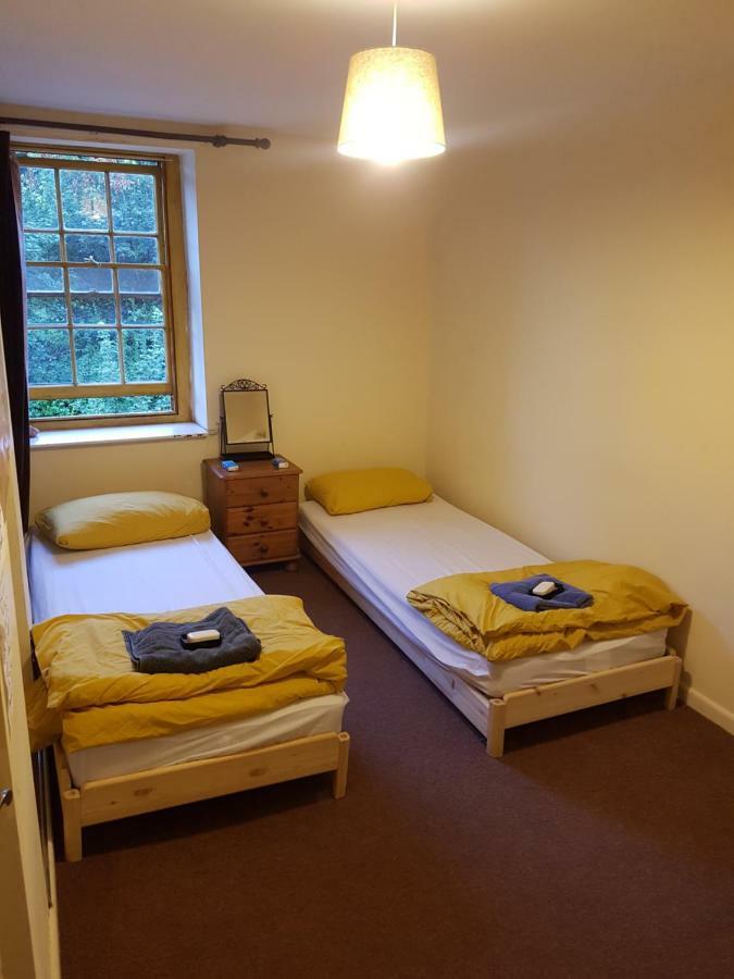 'Yellow Wood Micro Hostel-Eco Urban Bothy Style Very Basic But Cosy Redecorating But Cheap & Friendly Quiet Time Lockout 11Pm-7Am Bring Towel Or Hire Brecon Exterior foto